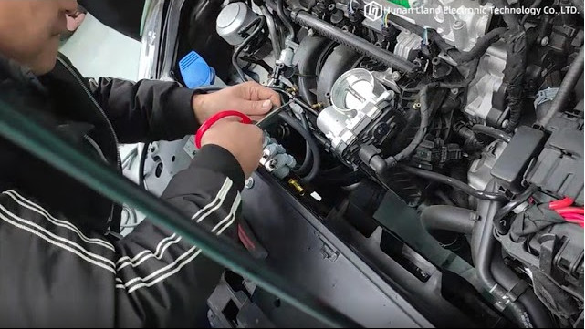 Latest company Cases about Установите шланги впрыски от рельса инжектора к соединителям на впускной коллектор